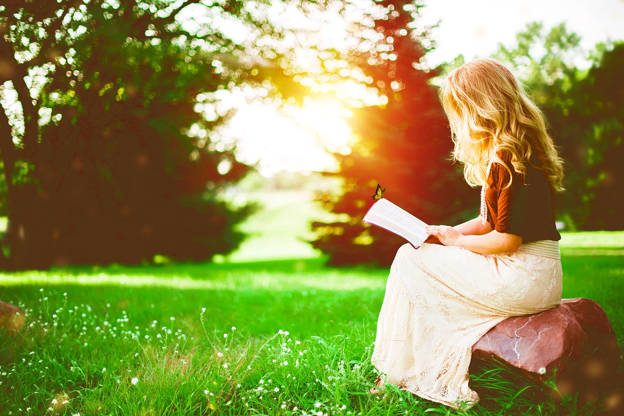 Jeune fille qui lit un livre